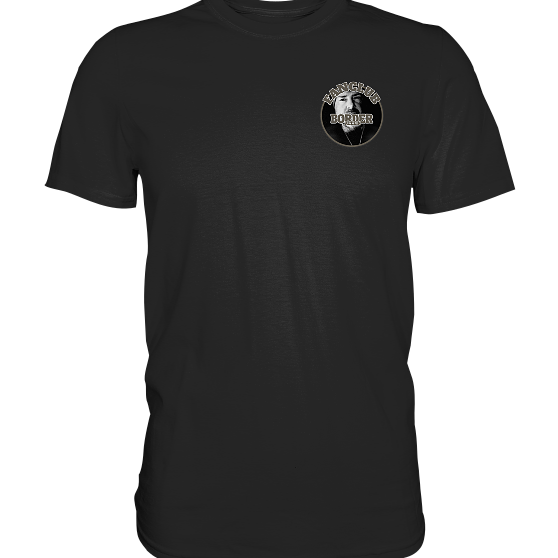 Schwarzes T-Shirt mit rundem Logo auf der linken Brustseite.