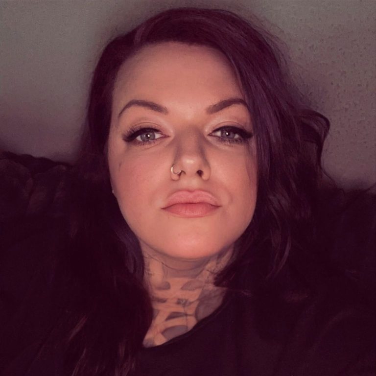 Frau mit Eyeliner trinkt aus einer Tasse mit dem Aufdruck "Rocket Alien".